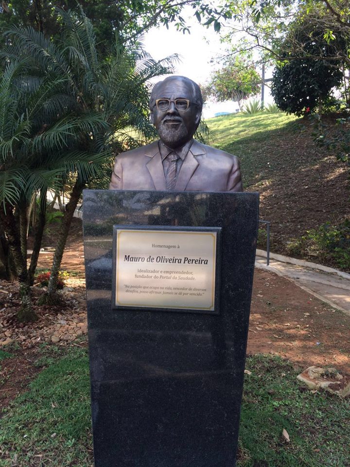 Busto do fundador Sr. Mauro de Oliveira Pereira